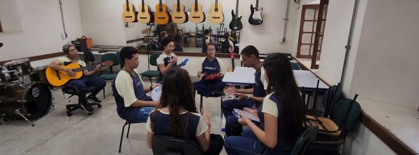 Escolas estaduais de Minas transformam ambiente escolar após proibição de celulares