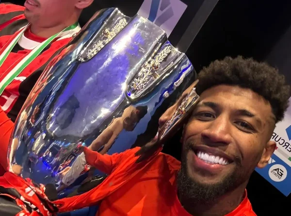 Emerson Royal com a taa da Supercopa da Itlia (foto: MF Press Global/Divulgao)