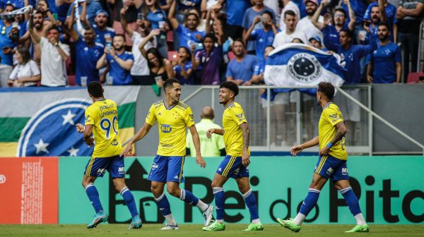 Ex-zagueiro do Cruzeiro revela inspiração em Dedé ao ser apresentado no Vasco