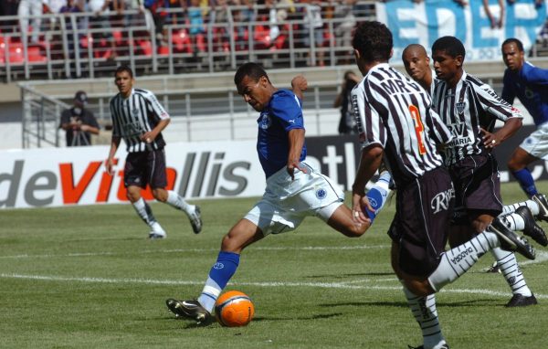 Arajo (com a bola) em campo pelo Cruzeiro em clssico contra o Atltico (foto: Juarez Rodrigues/Estado de Minas - 05/02/2006)