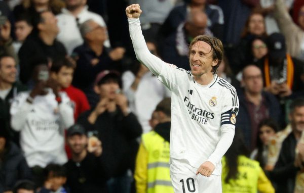 Modric com a camisa do Real Madrid (foto: Pierre-Philippe MARCOU / AFP)