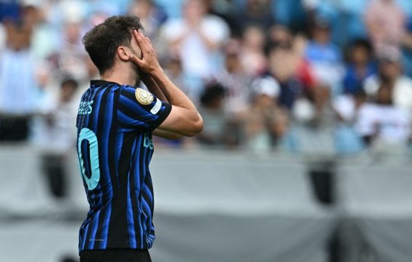 Lateral-esquerdo brasileiro, Carlos Augusto lamenta eliminao da Inter de Milo (foto: Paul ELLIS / AFP)