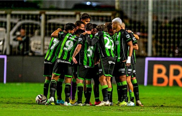 Time do Amrica reunido antes de jogo no Independncia (foto: Mouro Panda / Amrica)