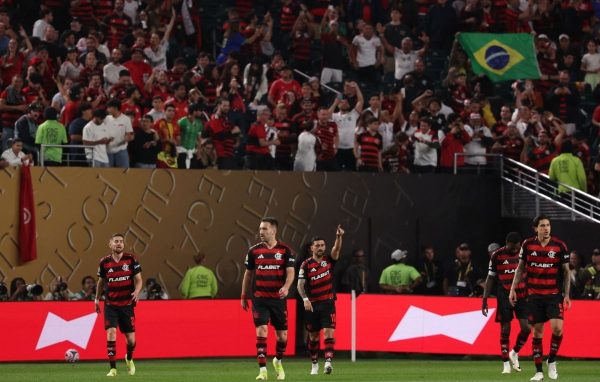 Jogadores do Flamengo e torcida na estreia do Mundial (foto: FRANCK FIFE / AFP)
