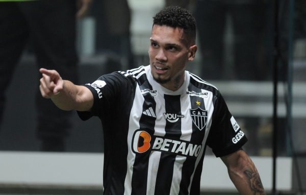 Paulinho com a camisa do Atltico (foto: Alexandre Guzanshe/EM/D.A Press)