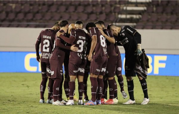 Elenco da Ferroviria reunido antes de jogo (foto: Divulgao/Ferroviria)