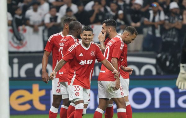 Jogadores do Internacional celebram gol (foto: Ricardo Duarte / Internacional)