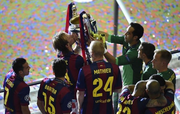 Rakitic beija o trofe da Liga dos Campees (foto: AFP PHOTO / ODD ANDERSEN - 6/6/2015)