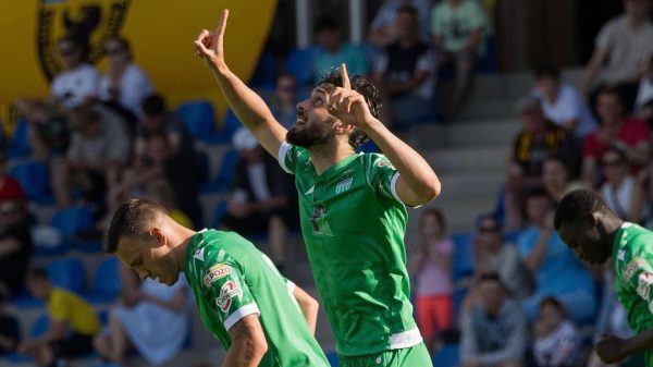 Felipe Felcio comemora gol pelo Levadia (foto: Divulgao/Levadia)