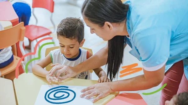 Férias nas creches e falta da educação integral na pré-escola atrapalha a carreira das mães trabalhadoras