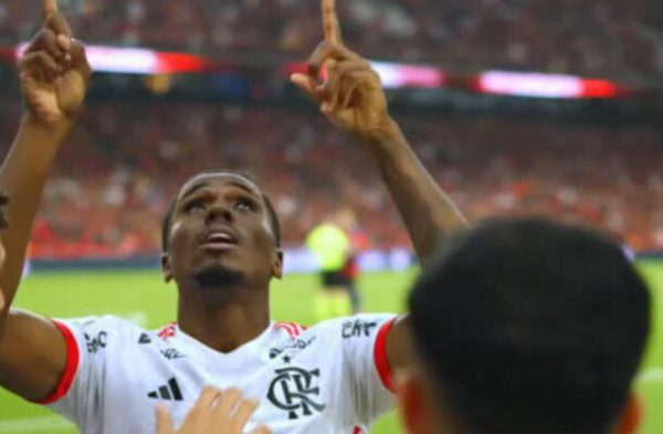 Flamengo arranca empate do Athletico-PR com gol de ex-atacante do Cruzeiro no fim