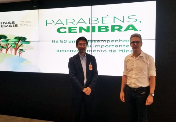 Cenibra é homenageada por governador de Minas Gerais