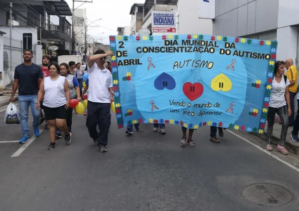 Fabriciano realiza caminhada de conscientização sobre o autismo