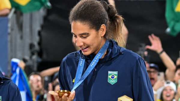 Ana Patrcia e a medalha de ouro conquistada em Paris 2024 (foto: Leandro Couri/EM/D.A Press)