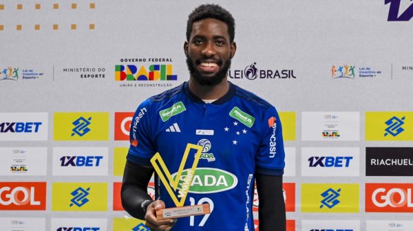 Lpez com prmio de MVP da Superliga (foto: Agncia i7 / Sada Cruzeiro)