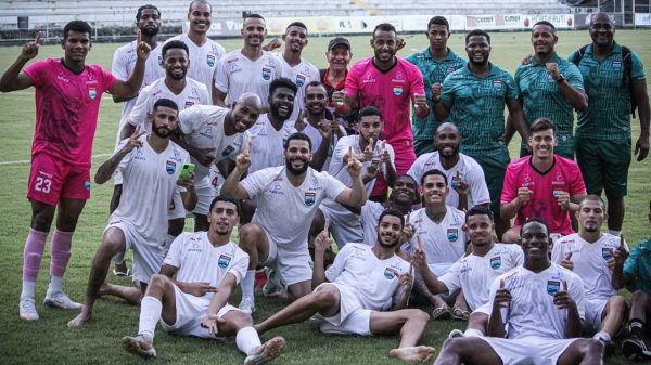 Elenco do Vilavelhense aps a vitria sobre o Nova Vencia (foto: Reproduo Instagram do Vilavelhense)