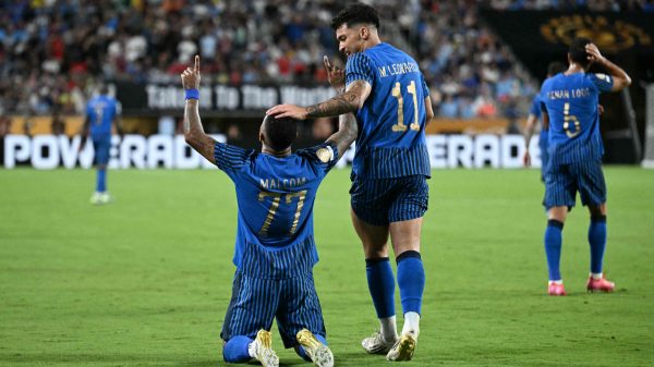 Os brasileiros Malcom e Marcos Leonardo fizeram gols no Mundial de Clubes (foto: Chandan Khanna / AFP)