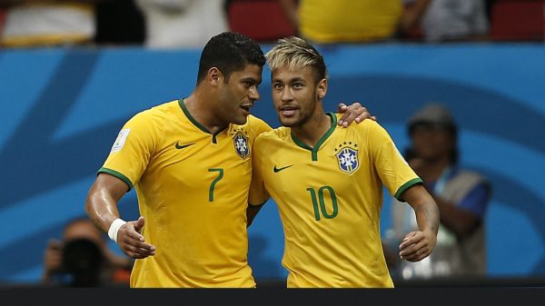 Hulk e Neymar disputaram a Copa do Mundo de 2014 pela Seleo Brasileira (foto: AFP PHOTO / ADRIAN DENNIS)