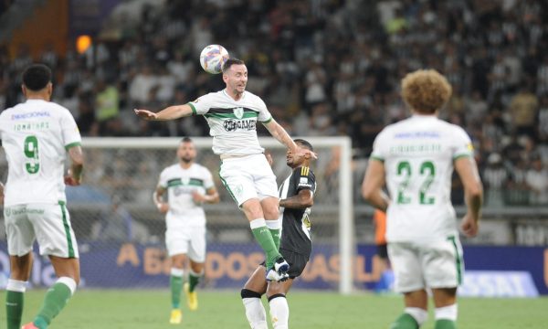 Amrica em jogo contra o Atltico no Mineiro (foto: Alexandre Guzanshe/EM/D.A Press)