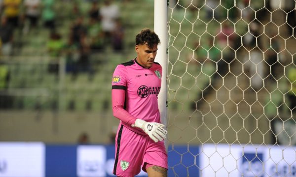 Matheus Mendes, goleiro do Amrica em jogo contra o Cruzeiro (foto: Alexandre Guzanshe/EM/D.A Press)