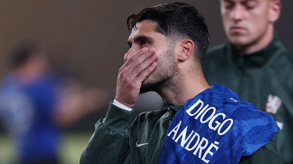O atacante do Chelsea Pedro Neto homenageando os falecidos amigos Pedro Neto e Andr Silva (foto: FRANCK FIFE / AFP)
