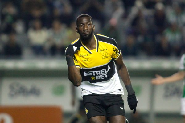 Yannick Bolasie, atacante do Cricima (foto: Divulgao / Cricima )