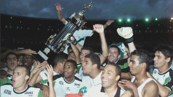 Time do Amrica na conquista do Campeonato Mineiro de 2001 sobre o Atltico no Mineiro (foto: Marcos Michelin/EM/D.A Press)
