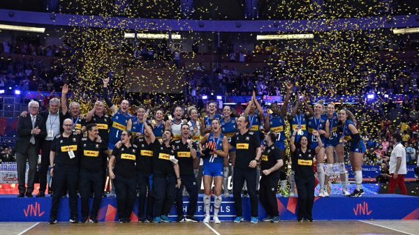Itlia com a taa da VNL Feminina 2024 (foto: Lillian SUWANRUMPHA / AFP)