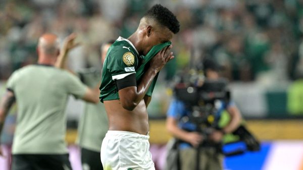 Vanderlan, do Palmeiras, chora eliminao pelo Chelsea no Mundial de Clubes (foto: Juan Mabromata/AFP)