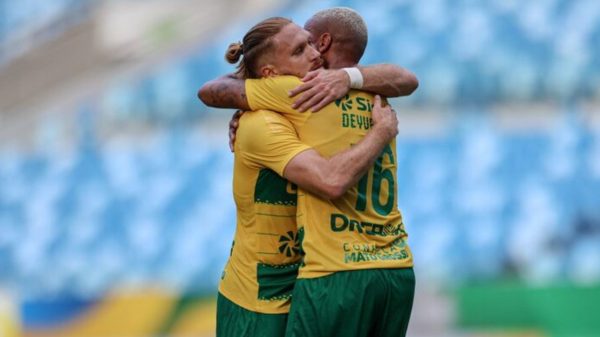 Isidro Pitta e Deyverson se abraando (foto: Divulgao Cuiab)