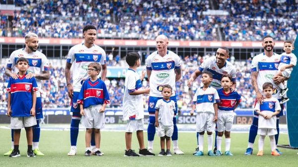 Time do Betim perfilado no Mineiro antes de duelo com Cruzeiro (foto: Reproduo Instagram Betim)