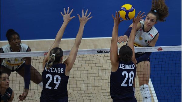 Jogo entre Itlia e Estados Unidos na VNL Feminina 2025 (foto: Divulgao FIVB)