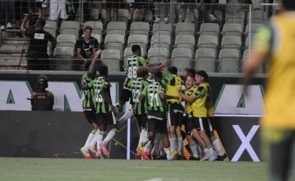 Amrica em jogo do Campeonato Mineiro (foto: Alexandre Guzanshe/EM/D.A. Press)