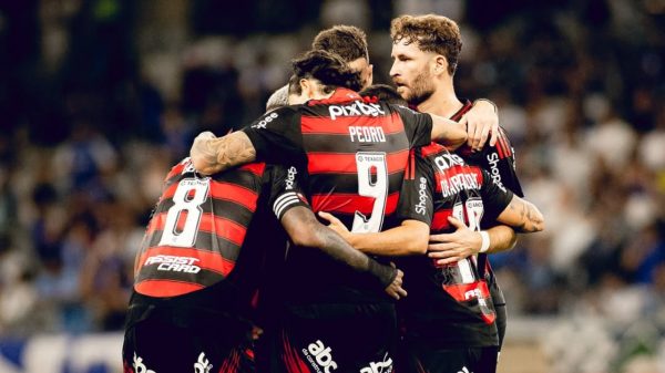 Jogadores do Flamengo reunidos em campo (foto: Reproduo Instagram do Flamengo)