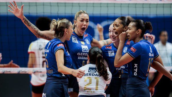 Time feminino de vlei do Minas comemorando (foto: Hedgard Moraes/Minas Tnis Clube)