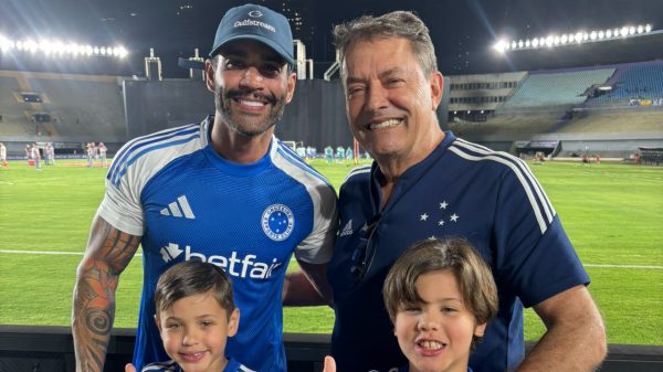 Gusttavo Lima, cantor, e Pedrinho, dono da SAF do Cruzeiro (foto: Reproduo Twitter do Cruzeiro)