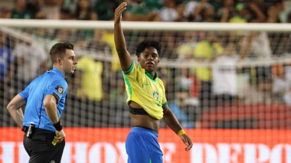 Endrick fazendo gesto com a camisa da Seleo Brasileira (foto: Tim Warner / GETTY IMAGES NORTH AMERICA / Getty Images via AFP)