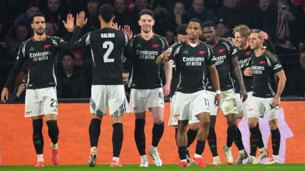 Time do Arsenal em vitria sobre o PSV na Champions League (foto: JOHN THYS / AFP)