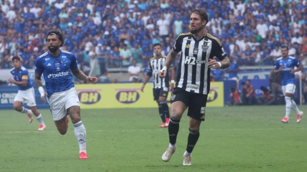 Gabigol e Lyanco durante Cruzeiro x Atltico no Mineiro (foto: Alexandre Guzanshe/EM/D.A Press)