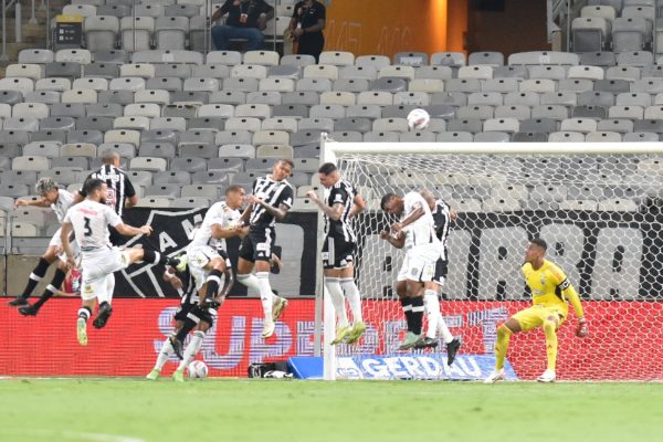 Lance do jogo entre Atltico e Democrata pelo Campeonato Mineiro (foto: Ramon Lisboa/EM/D.A Press)