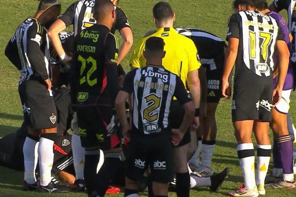 Jogadores do Atltico ao redor de Caio Maia (foto: Reproduo / SporTV)