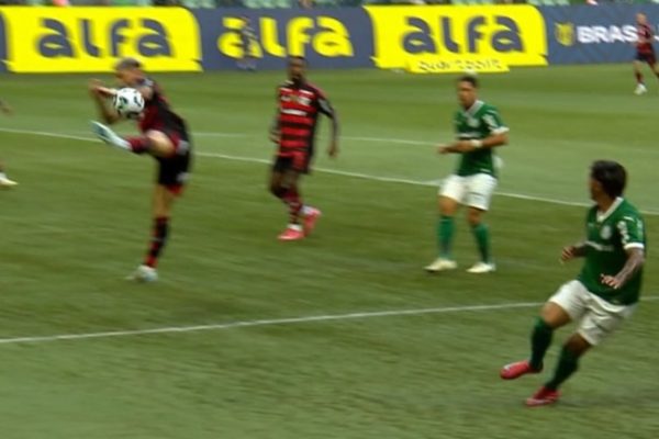Lance que motivou marcao de pnalti em Palmeiras x Flamengo (foto: Reproduo)