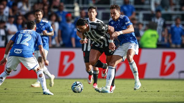 Lance entre Hulk e Eduardo durante Atltico x Cruzeiro (foto: Pedro Souza / Atltico)