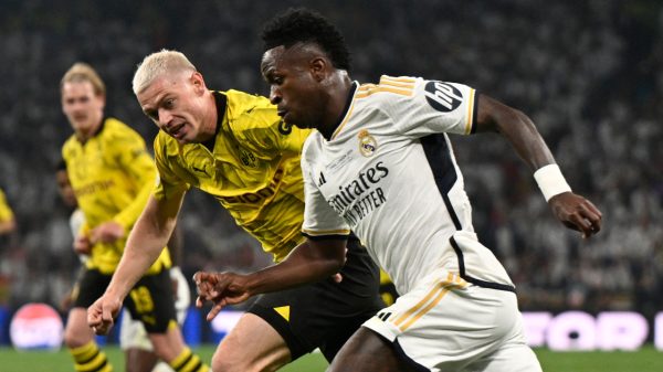 Vinicius Jnior contra Julian Ryerson em Real Madrid x Borussia Dortmund na final da Liga dos Campees da Europa de 2023/24 (foto: INA FASSBENDER)