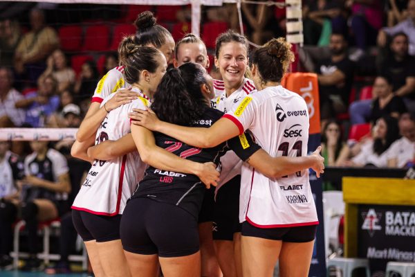Jogadores do Flamengo comemorando vitria na Superliga Feminina de Vlei (foto: Vitria Antunes / Flamengo)