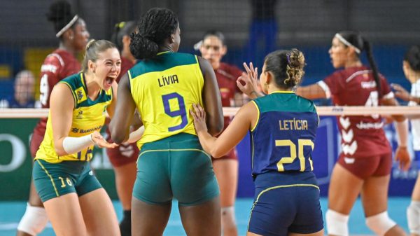 Seleo Brasileira Feminina de Vlei em quadra na Copa Amrica (foto: Gustavo Rabelo / BHFOTO)