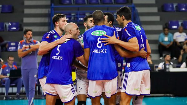 Time masculino do Cruzeiro reunido durante jogo do Sul-Americano Masculino de Vlei (foto: Cacau Souza/ @cacausouzafotos)