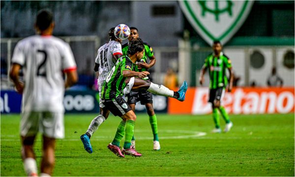 Amrica e Pouso Alegre em jogo pelo Mineiro (foto: Mouro Panda/Amrica)