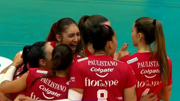 Jogadoras do Barueri comemorando vitria sobre o Praia Clube (foto: Reproduo SporTV 2)