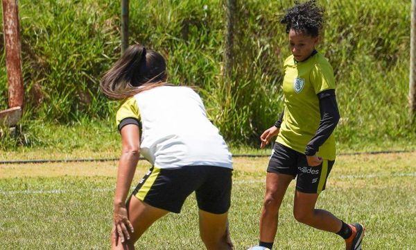 Time feminino do Amrica em treino (foto: Marco Ferraz/Amrica)